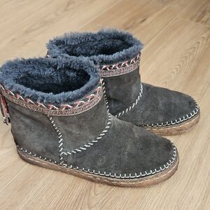 Cozy Charcoal Suede Winter Boots
